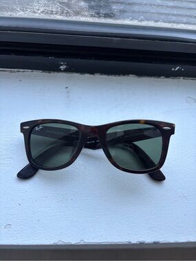Ray-Ban Tortoise Shell Frame with Green Lenses Wayfarer - Unisex style